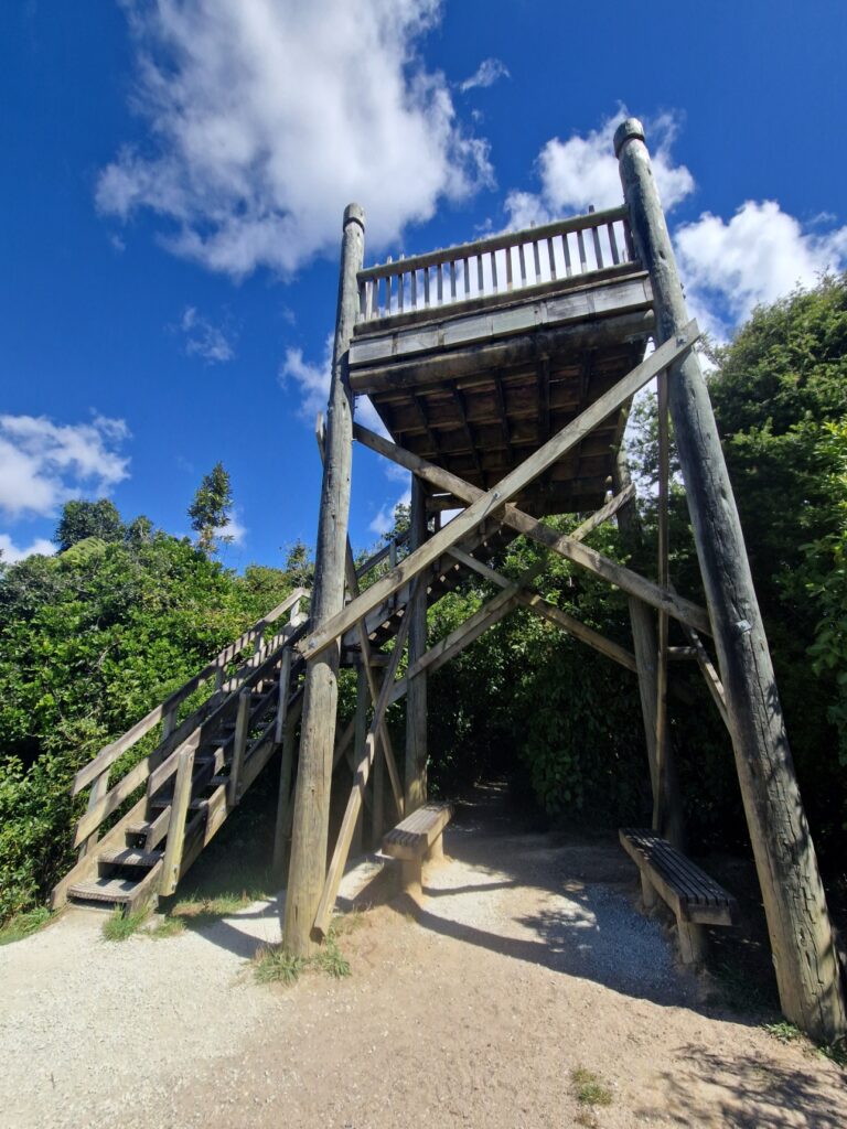 viewing platform at the end of hakarimata summit walking track with a stairs on the right, spiralling to the top.
